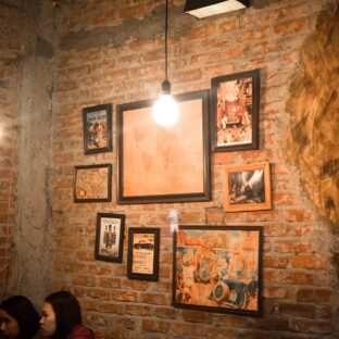 お手軽に雰囲気アップ!? お店に絵画を飾ろう!